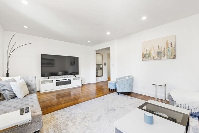 Building Photo - 1490 Beacon St