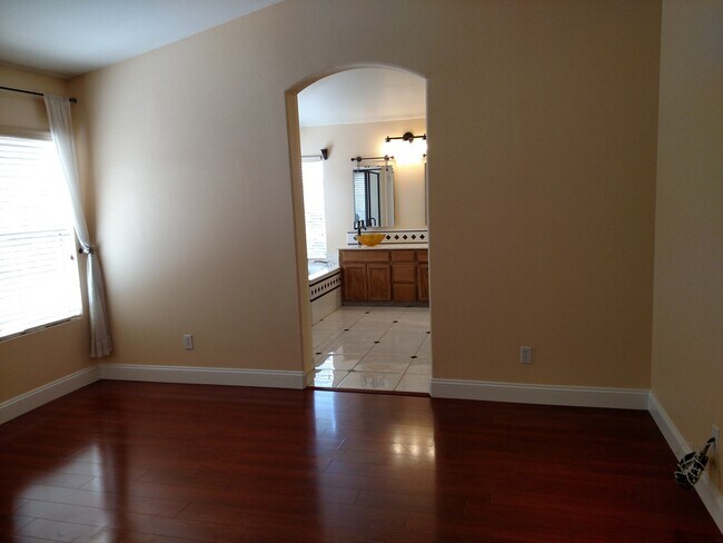 Building Photo - Beautiful Updated 4BD/3BA Two Story Home -...