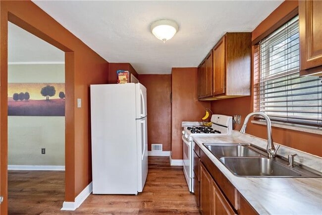 Building Photo - Fully Updated 3 Bed/1 Bath Home - Integral Garage, Laundry in Basement - Available Now in Penn Hi...