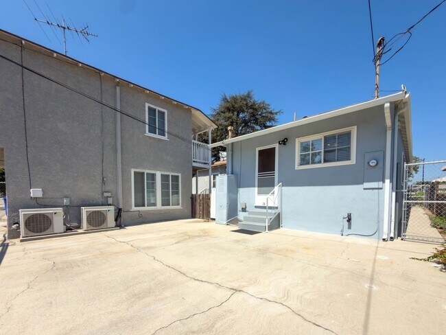 Building Photo - 4114 W Victory Blvd