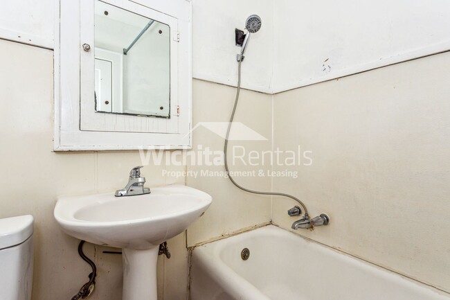 Building Photo - ***1/2 off first month's rent***