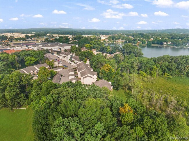 Building Photo - 4911 Oak Hill Dr