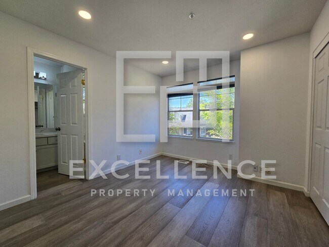 Building Photo - Beautifully Updated 3/2.5 House with Open ...