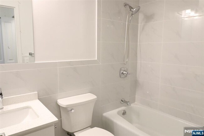 Building Photo - 1600 Center St