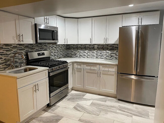 Building Photo - 1029 Commack Rd