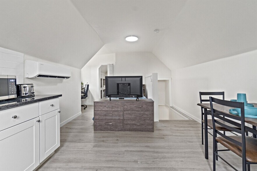 Building Photo - 523 18th Ave S