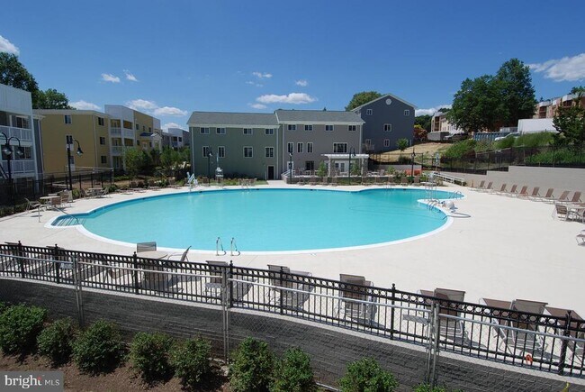 Building Photo - 4113 S Four Mile Run Dr