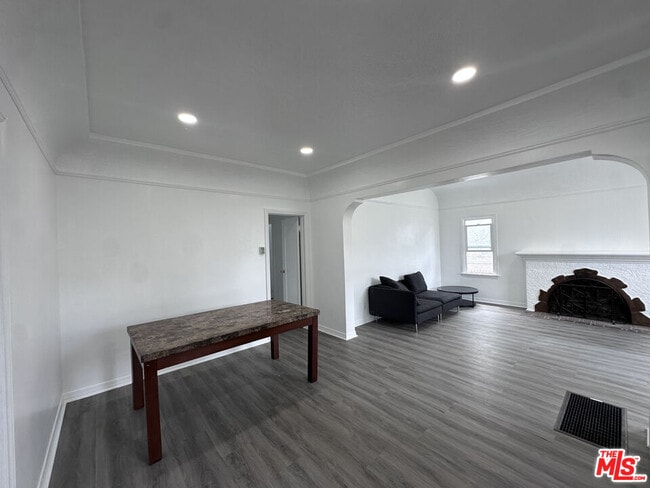 Building Photo - 1116 W 64th St