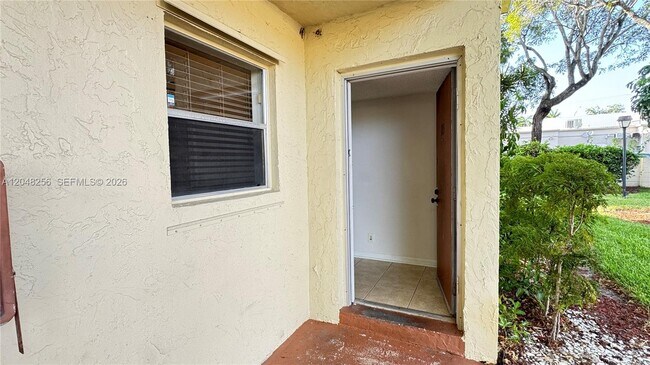 Building Photo - 5525 N Lakewood Cir