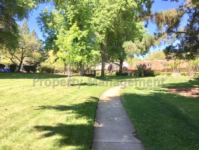 Building Photo - Very nice 2 Bed/ 1.5 Bath /1,263 Sqft Waln...