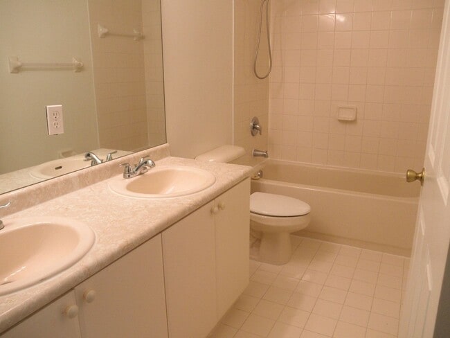 Building Photo - Shoma Townhomes