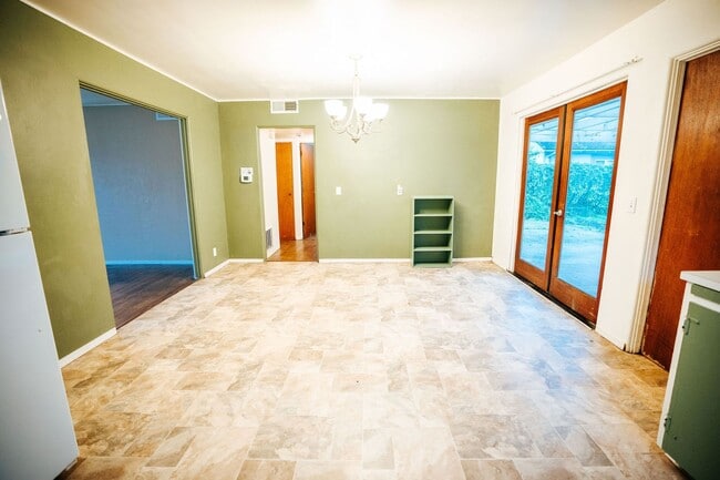 Building Photo - Spacious 4-bedroom, 2-bath single-family home located in a desirable Eureka neighborhood near Hen...