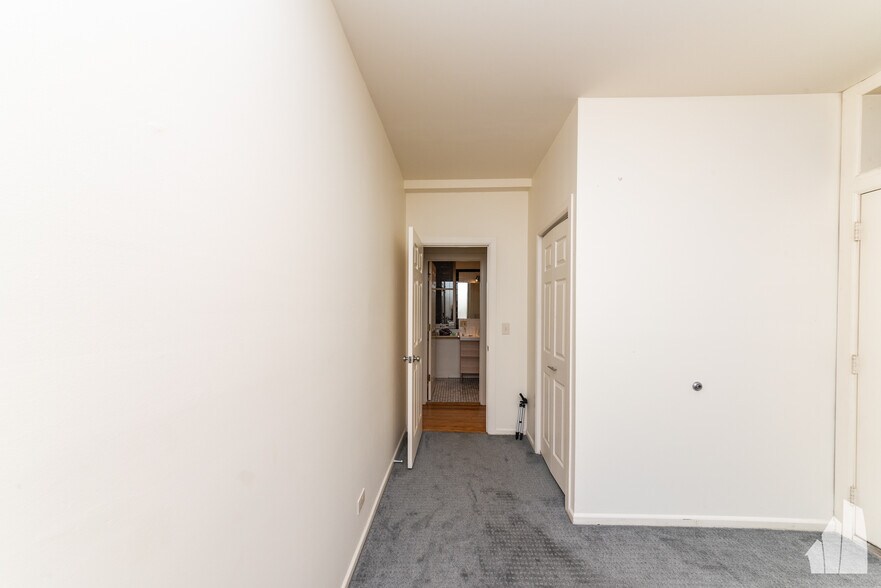 Building Photo - 1301 N Hoyne Ave