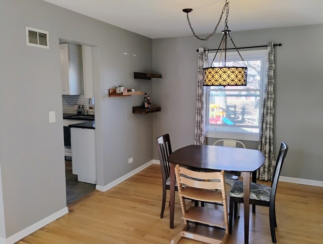 Building Photo - 4958 Oak Ln