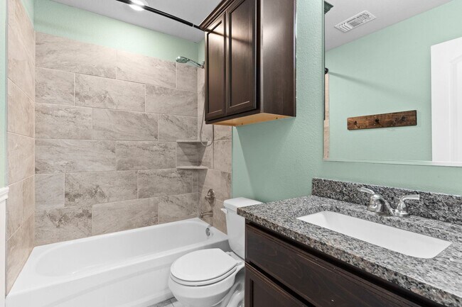 Building Photo - 3 Bedroom 2 bath in La Pointe Community