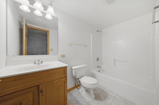 Building Photo - Move-In Ready Split-Level with Open Floor Plan