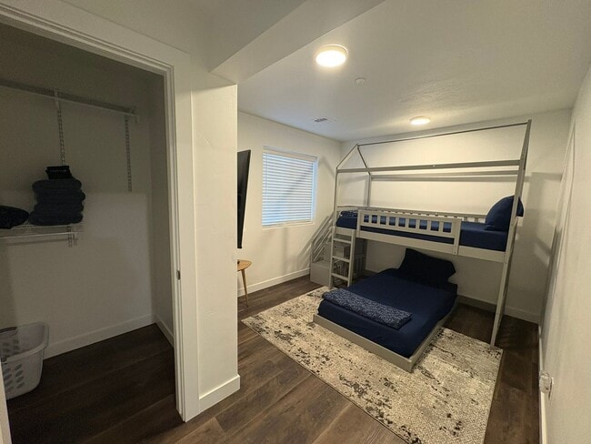 Building Photo - 380 Utah Ave