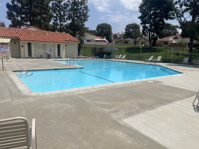 Building Photo - 2+bd/1ba Single Story Duplex Minutes Drive...
