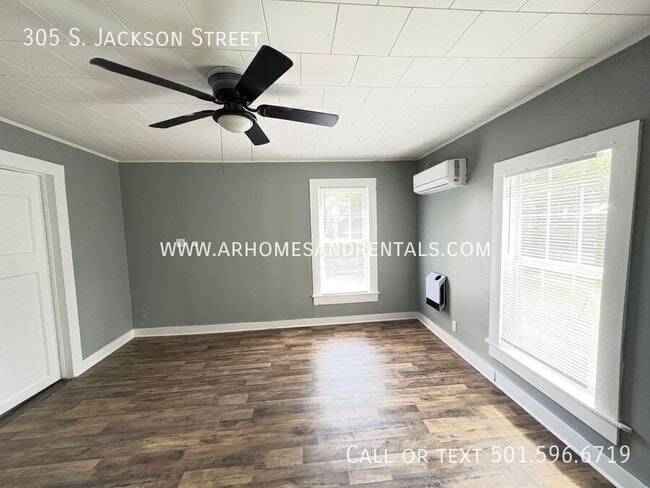 Building Photo - 305 S Jackson St