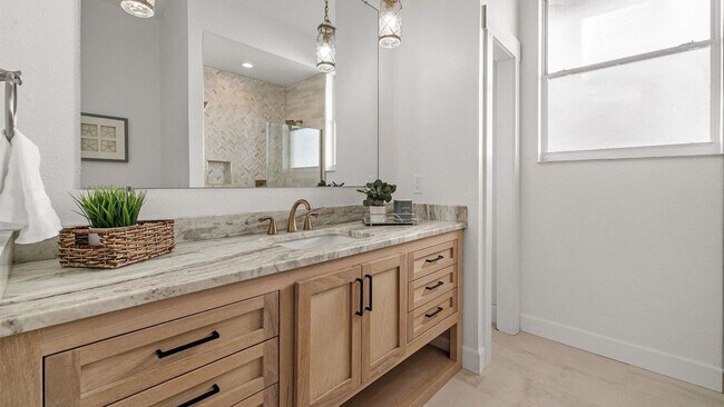 Building Photo - 5601 Almar Dr