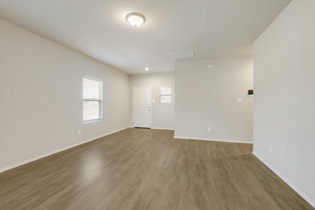 Building Photo - Well-Maintained Home with Modern Conveniences