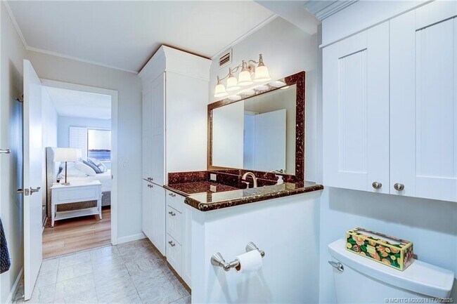 Building Photo - 10 NE Plantation Rd