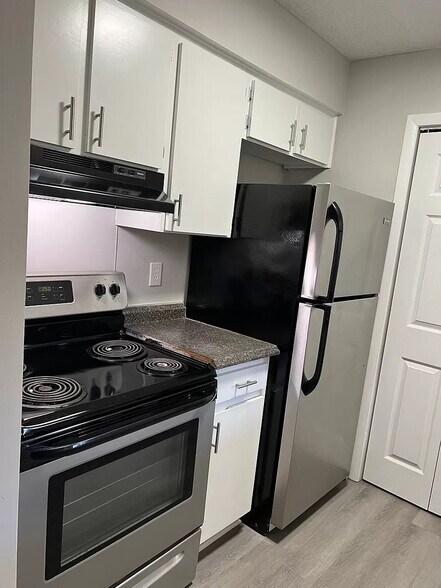 Building Photo - Room in Condo on Sharon Chase Dr