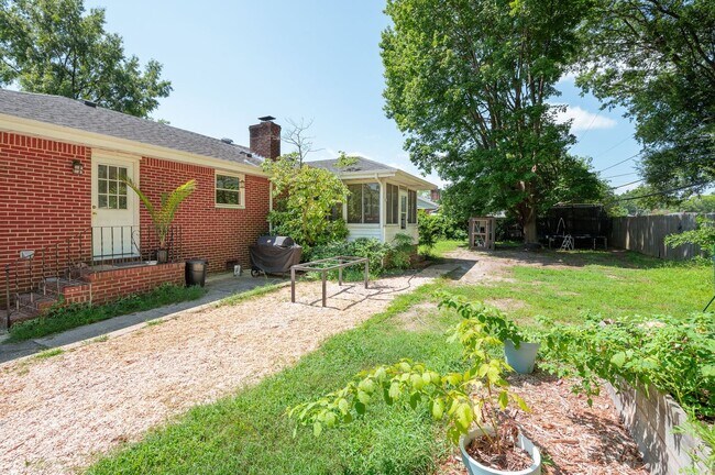 Building Photo - 2418 Heutte Dr