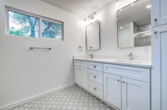 Building Photo - Fully Rebuilt 3BD Gem with Designer Finish...