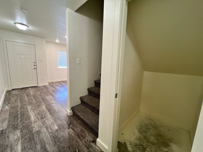 Building Photo - Bridgestone Crossing -3 bedroom 2.5 bath i...