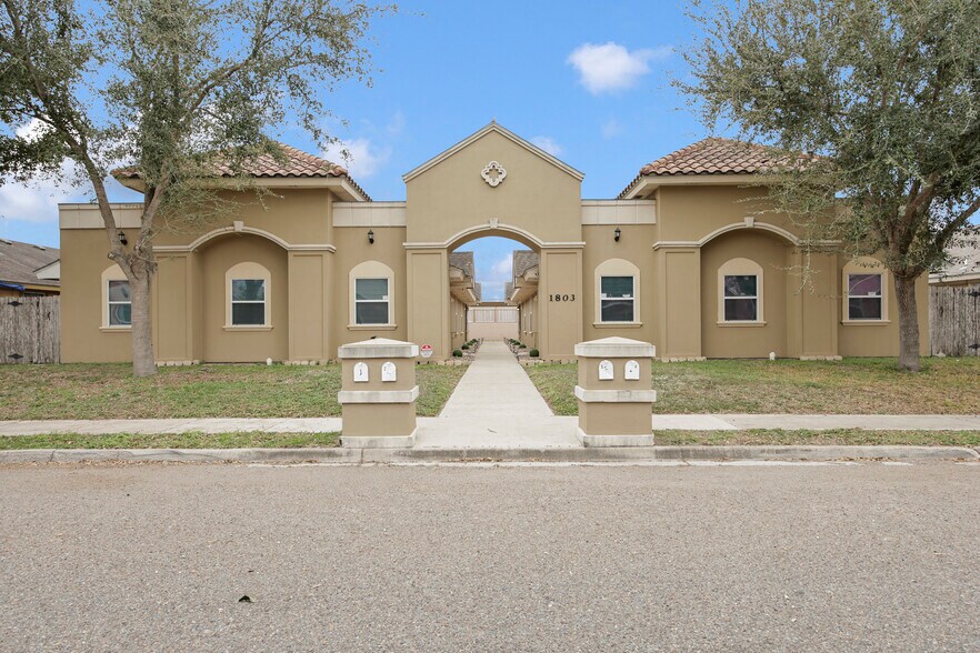 Building Photo - 1805 W Bronze St