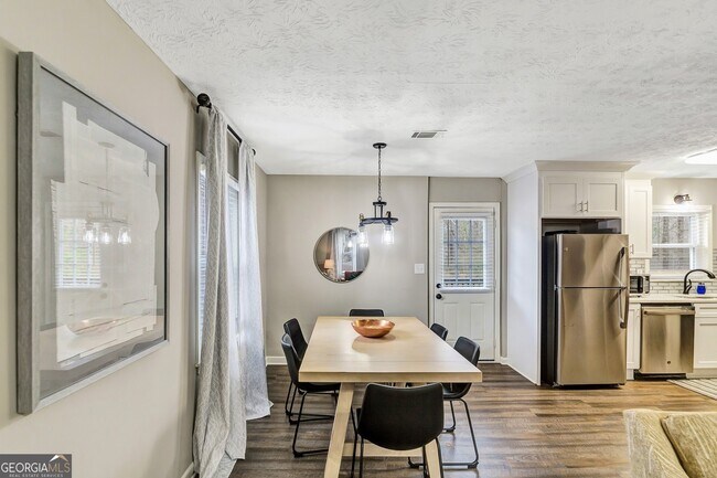 Building Photo - 3017 Valley View Dr