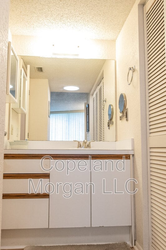 Building Photo - 1000 Cove Cay Dr