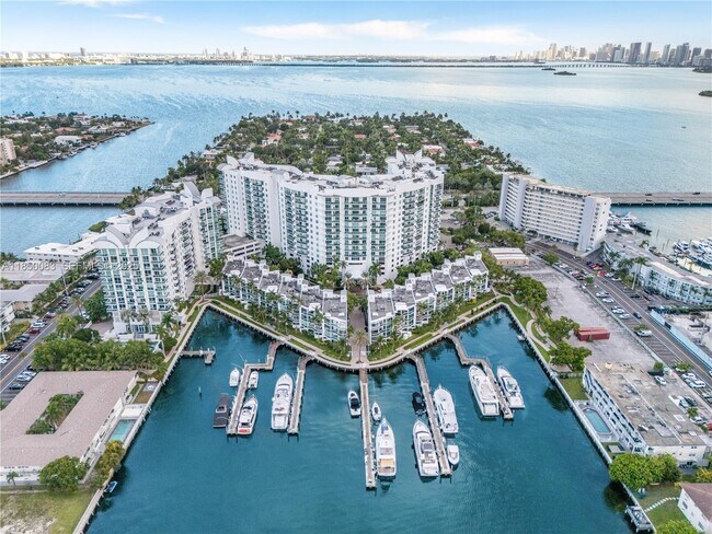 Building Photo - 7910 Harbor Island Dr