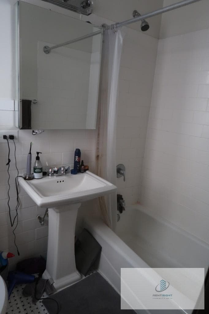 Building Photo - 4526 N Sheridan Rd