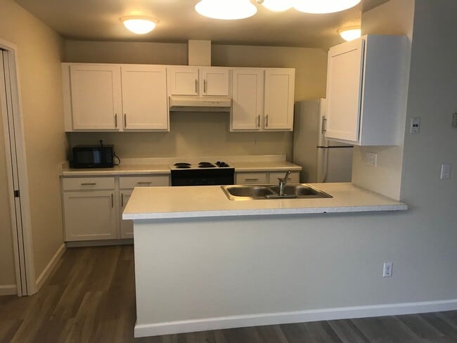 Building Photo - Charming and Conveniently Located Townhome...