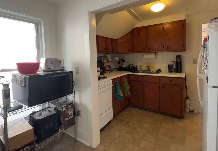 Looking from the entryway into the kitchen. - 25 Monroe St