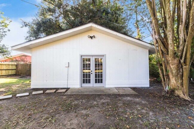Building Photo - Charming 4 bedroom with Huge Outdoor Works...