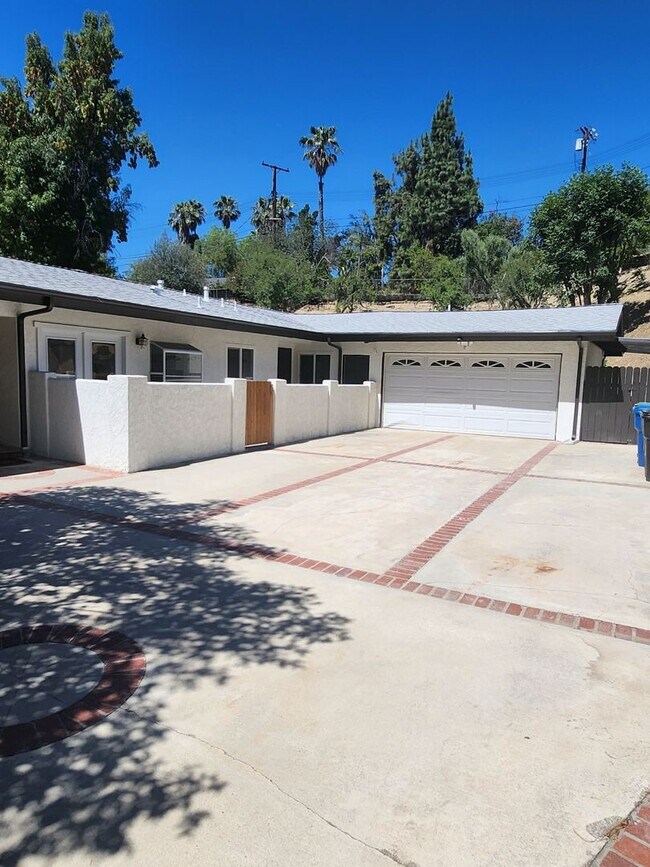 Building Photo - Gorgeous Newly Remodeled 4 Bedroom 2 Bath ...
