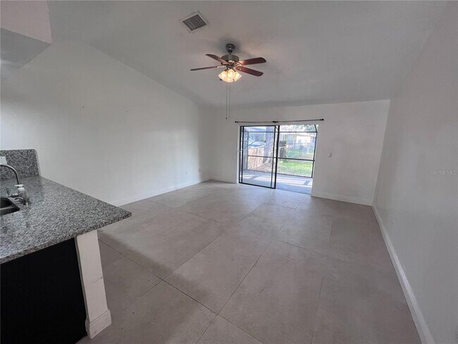 Building Photo - 686 Royalty Ct