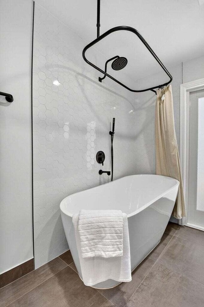 Building Photo - 714 SW 25th Ave