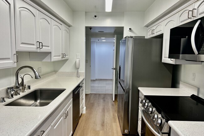 Building Photo - 10390 Wilshire Blvd