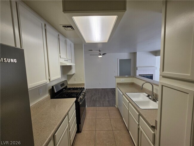 Building Photo - 4865 S Torrey Pines Dr