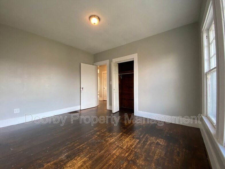 Building Photo - 2802 Fairview Dr