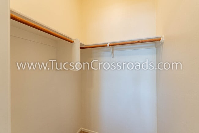 Building Photo - 4 Bedroom / 2 Bathroom Home