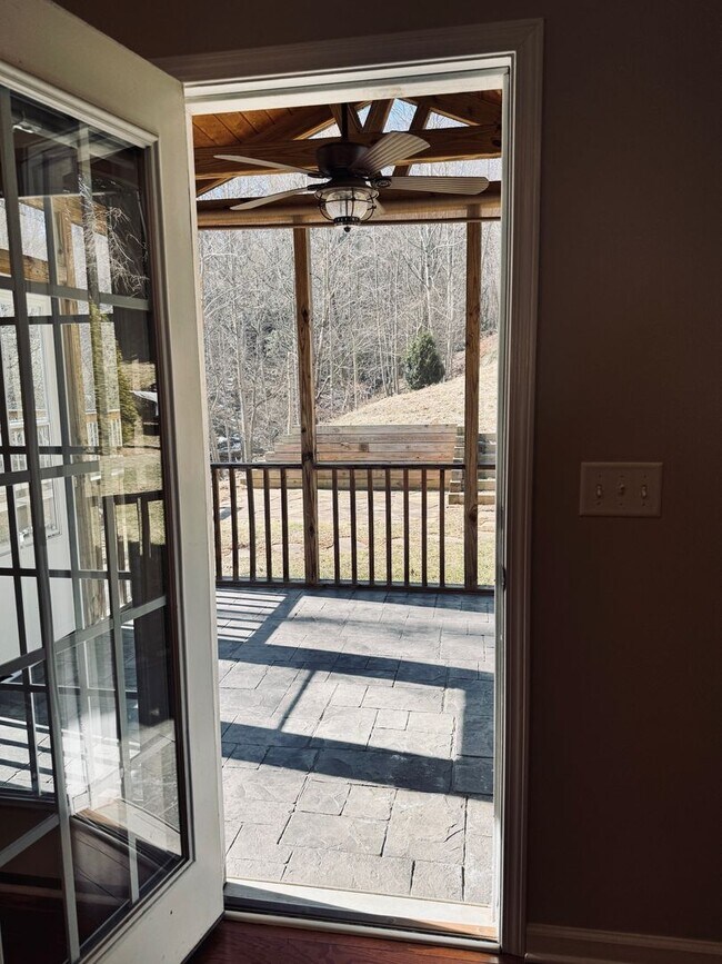 Building Photo - South AVL - Well Kept, Large Home with Garage