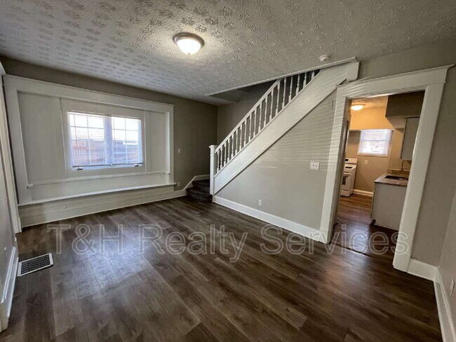 Building Photo - 512 E 33rd St