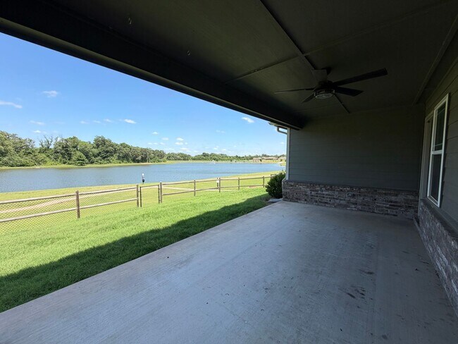 Building Photo - Pond Views & Jenks Schools!
