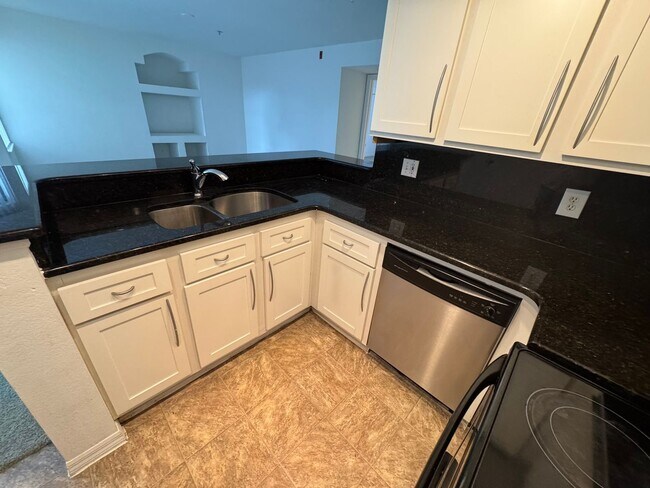 Building Photo - Metrowest 2BR/2BA Condo – Ground Floor Con...