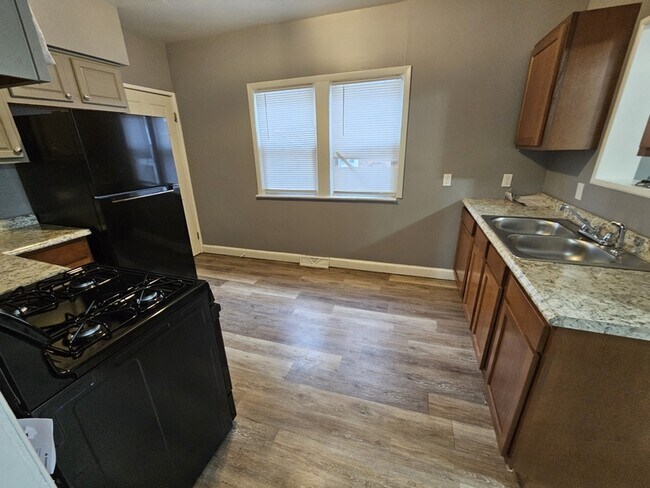 Building Photo - 17005 Grovewood Ave